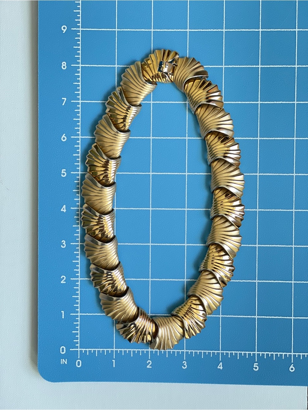 Vintage Monet Gold Tone Scalloped Link Statement Necklace 16” - Picture 7 of 8